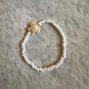 Sandy Turtle Armband — Handgjort vitt pärlarmband med sköldpaddsberlock