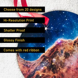 Puede incluir: Un adorno redondo, irrompible, con acabado brillante y una imagen de nebulosa colorida. El adorno viene con una cinta roja y está disponible en 20 diseños.