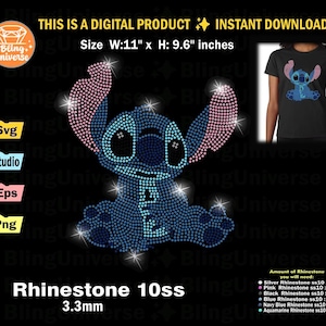 Puede incluir: Producto digital con un diseño de pedrería de Stitch de Lilo & Stitch. El diseño es azul con detalles rosas y mide 28 cm de ancho por 24,4 cm de alto. Incluye formatos de archivo SVG, Studio, Eps y PNG.
