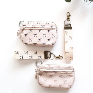 Monedero con llavero y lazo para la muñeca, llavero compacto con tarjetero, elegante llavero tipo billetera para artículos esenciales