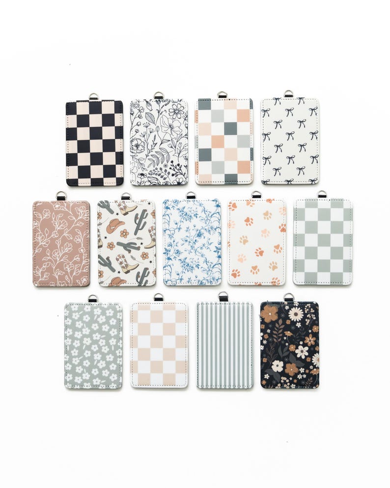 Puede incluir: Una colecci&oacute;n de tarjeteros rectangulares con varios dise&ntilde;os. Los dise&ntilde;os incluyen cuadros, flores, lazos, huellas de patas y rayas. Cada tarjetero tiene un lazo plateado en la parte superior.