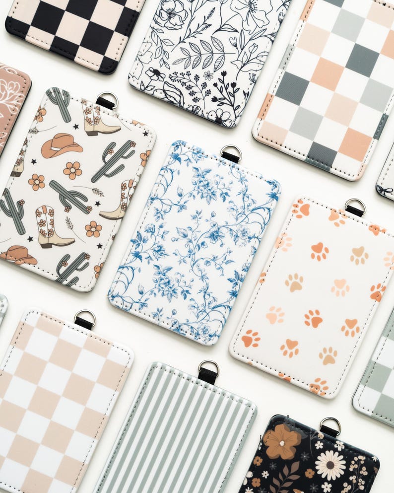 Puede incluir: Una colecci&oacute;n de tarjeteros rectangulares con varios dise&ntilde;os. Los dise&ntilde;os incluyen flores, huellas de patas, rayas y un tema del oeste con cactus y botas de vaquero. Cada uno tiene un lazo negro en la parte superior.
