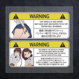 Może przedstawiać: Dwa znaki ostrzegawcze z żółto-czarnymi paskami. Górny znak przedstawia animowaną dziewczynkę w szkolnym mundurku z tekstem "WARNING CAR TRAVELS AT HIGH SPEEDS MAY CAUSE SKIRT AND PANTIES TO FLY OFF TIGHTEN WELL OR REMOVE 高速で車を動かすスカートと バンティー飛び立つかもしれません 締めるか取り外します". Dolny znak przedstawia dwie animowane dziewczynki w szkolnym mundurku z tekstem "WARNING THE OWNER OF THE VEICHLE IS A WEABOO ANY MOCKING ABOUT WAIFUS OR ANIME MAY LEAD TO THE REMOVAL FROM THE VEICHLE AND MAY CAUSE PHYSICAL HARM 車雨の所有者はWEABOOです WAIFUSまたはANIMEに開するモツク 車雨からの撤去につながる場合があります 身体に害を及ぼす可能性があります".