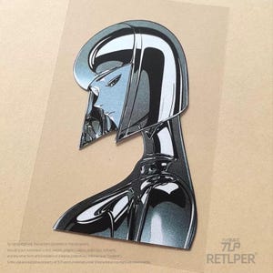 Può includere: Un adesivo stilizzato raffigurante una figura femminile futuristica con un elmetto e un design metallico elegante. L'opera d'arte è prevalentemente argentata e nera, con sottili accenti blu sul viso. L'adesivo è su un supporto trasparente.