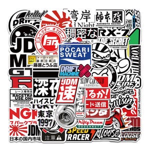 Puede incluir: Una colección de pegatinas coloridas con texto japonés, temas de carreras de coches y diseños de coches de deriva. Las pegatinas presentan imágenes de coches, banderas de carreras y caracteres japoneses. Las pegatinas son perfectas para añadir un toque único a los portátiles, botellas de agua u otras superficies.