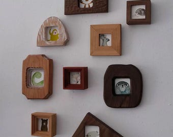 Marco de fotos miniatura de madera hecho a mano: decoración única para escritorio o pared.