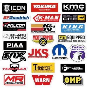 Könnte beinhalten: Eine Sammlung rechteckiger Aufkleber mit verschiedenen Markenlogos, darunter "ICON", "BFGoodrich", "YAKIMA" und "KMC Wheels". Die Aufkleber zeigen eine Reihe von Farben, wobei Rot, Schwarz und Weiß vorherrschen. Die Aufkleber sind für Automobil- und Offroad-Marken.