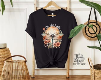 Koszulka z motywem ważki Be The Light, Koszulka z motywem ważki i księżyca, Koszulka w stylu boho, Koszulka z motywem księżyca z ważką, Koszulka dla miłośników ważek, Koszulka chrześcijańska, Kwiatowy księżyc