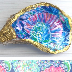 Oyster shell jewelry dish. Tropical Trinket dish. Shell ring holder. Mother’s Day gift. Oyster art. Coin container. Unique gift for her.