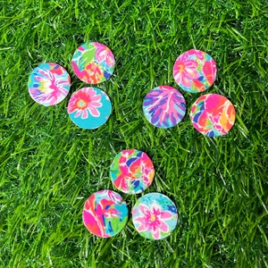 Tropical floral golf ball markers with magnetic hat clip. Hawaiian golf ball markers. Lilly inspired golf gift. Ladies Golf gear.