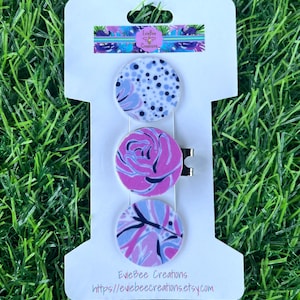 Purple tropical golf ball markers with magnetic hat clip. Cute floral golf ball markers. Ladies golf gift. Golf accessory. Women’s Tee gift.