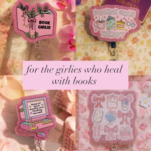 Puede incluir: Reels de insignia rosa brillante con varios dise&ntilde;os, incluyendo un libro abierto con el texto "BOOK GIRLIE", una computadora con el texto "None of your emails are finding me well", y el texto "BOOKISH GIRLIE THERAPY". La imagen tambi&eacute;n incluye el texto "for the girlies who heal with books".