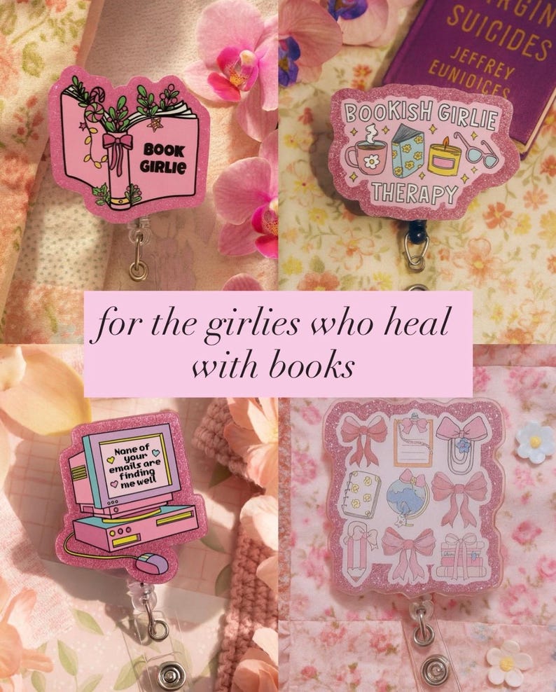 Puede incluir: Reels de insignia rosa brillante con varios dise&ntilde;os, incluyendo un libro abierto con el texto "BOOK GIRLIE", una computadora con el texto "None of your emails are finding me well", y el texto "BOOKISH GIRLIE THERAPY". La imagen tambi&eacute;n incluye el texto "for the girlies who heal with books".