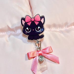 Bobine d'insigne chat noir kawaii - Adorable porte-cartes d'identité d'infirmière autorisée avec un nœud rose pour les infirmières, les ANC et les étudiants - Clip pour badge inspiré de Sanrio