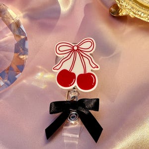 Bobine de badge coquette Cherry Bow - Porte-badge d'infirmière esthétique Lana Del Rey - Clip d'identification de fille souple pour infirmière autorisée, AIIC et étudiants en médecine