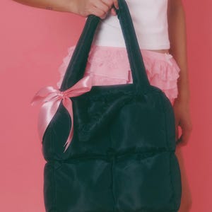 Sac fourre-tout noir matelassé - Sac à bandoulière matelassé nuage minuit pour infirmières, étudiants et tous les jours - Cabas esthétique doux et léger avec un nœud rose