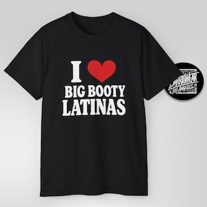 Op de afbeelding: Zwart T-shirt met een wit hart en de tekst "I ♥ BIG BOOTY LATINAS" gedrukt op de voorkant.