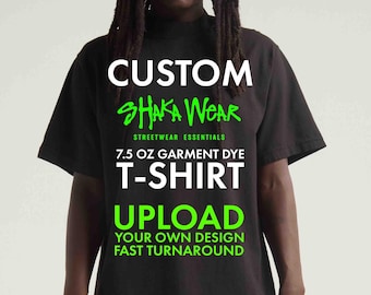 T-shirt personalizzata Shaka Wear con stampa DTG (Direct-to-Garment) e tintura in capo, grammatura massima 7,5 oz.