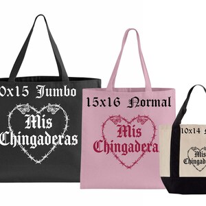 K&ouml;nnte beinhalten: Drei Tragetaschen in Schwarz, Rosa und Creme mit schwarzen Henkeln. Jede Tasche hat ein Herzdesign mit Stacheldraht und Schmetterlingen sowie den Text "Mis Chingaderas". Gr&ouml;&szlig;en: 50x38cm Jumbo, 38x41cm Normal und 25x36cm Mini.