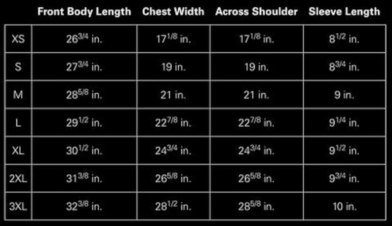 Pu&ograve; includere: Un grafico in bianco e nero che dettaglia le misure dei capi. Il grafico include le taglie XS-3XL, con misure per la lunghezza del corpo davanti, la larghezza del petto, la larghezza delle spalle e la lunghezza delle maniche in pollici. Il testo &egrave; bianco.