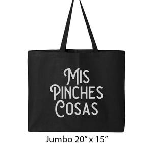 K&ouml;nnte beinhalten: Schwarze Tragetasche mit dem Text "Mis Pinches Cosas" in wei&szlig;er Schrift. Die Tasche ist mit "Jumbo 20" x 15"" beschriftet und hat zwei schwarze Griffe. Die Tasche besteht aus einem robusten Material und ist zum Tragen von Gegenst&auml;nden bestimmt.