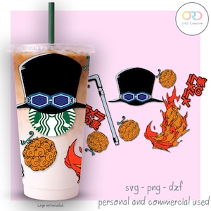 Puede incluir: Un vaso de plástico transparente con pajita, decorado con gráficos de estilo anime. El diseño incluye un sombrero negro con gafas azules, un logotipo verde de Starbucks e ilustraciones de frutas y llamas naranjas.