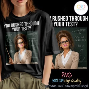 Może przedstawiać: Czarny t-shirt z napisem "YOU RUSHED THROUGH YOUR TEST?" i wizerunkiem nauczyciela na tle tablicy. Tablica zawiera równania matematyczne. Koszulka wykonana jest z miękkiego materiału.