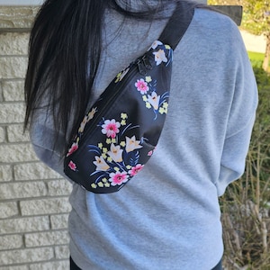 Florale Lis Loos Gürteltasche (Schwarz) – perfekt für jeden Anlass oder als Geschenk