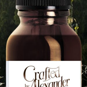 Puede incluir: Una botella de vidrio marrón con una tapa de gotero negro. La etiqueta dice "Crafted by Alexander Herbal Tincture 0% Alcohol Free Organic Mullein".
