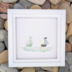 Photo de bateau à voile en verre de mer, bateaux à voile en poterie de mer, verre de mer collecté à la main en Angleterre, photo côtière de bateau à voile.