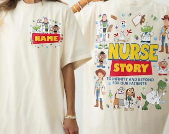 Camiseta Vintage Comfort Colors de doble cara con la historia de la enfermera, camiseta de Toy Story Buzz Woody RN, regalo de graduación para el equipo de enfermería 2026, linda camiseta médica