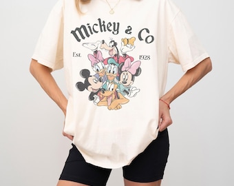 Camiseta retro Mickey & Co 1928 Comfort Colors, camiseta de Disneyland, camiseta de Disneyworld, camiseta de la familia Mickey y sus amigos, camiseta de viaje a Disney 2025