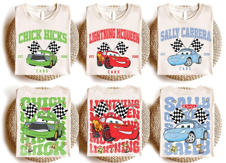 Peut inclure: T-shirts de couleur cr&egrave;me avec des motifs de voitures de dessins anim&eacute;s. Les chemises pr&eacute;sentent des personnages comme Chick Hicks, Lightning McQueen et Sally Carrera, avec le texte "Cars" et l'ann&eacute;e "2006". Chaque chemise a un drapeau &agrave; damier.