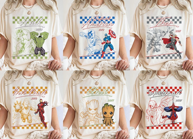 Puede incluir: Camisetas color crema con personajes de c&oacute;mics: Hulk, Capit&aacute;n Am&eacute;rica, Thor, Iron Man, Groot y Spider-Man. Cada camiseta muestra una ilustraci&oacute;n del personaje con su nombre y a&ntilde;o de origen, sobre un fondo a cuadros.