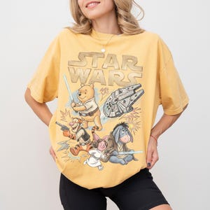 Camisetas vintage de Winnie the Pooh de Star Wars, camiseta parodia de Disney, camiseta Jedi Pooh Comfort Colors, camisetas Galaxy Edge de Disneyworld, camiseta Disney Trip Mustard