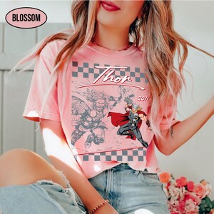 Camisa vintage a cuadros de Marvel Avengers, camisa con la firma de Spiderman y Iron Man, camiseta familiar a juego Comfort Colors®, camiseta para cumpleañeros. Blossom/Light Pink
