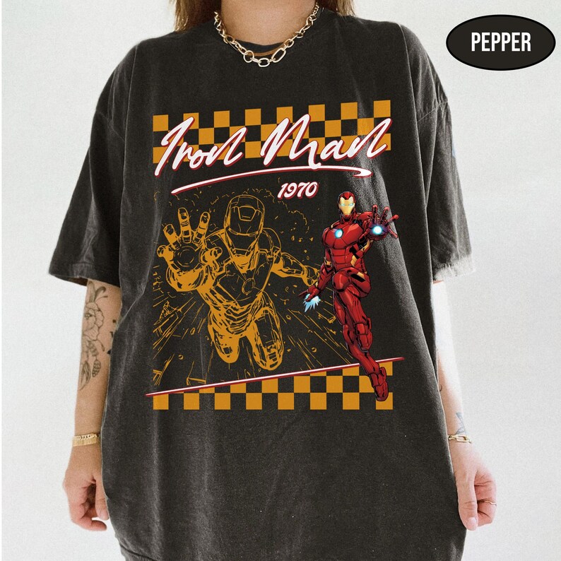 Puede incluir: Una taza de cer&aacute;mica blanca con un asa negra y el texto "But First, Coffee" en negro y negrita. La taza est&aacute; sobre una superficie blanca. La taza mide aproximadamente 10 cm de alto.