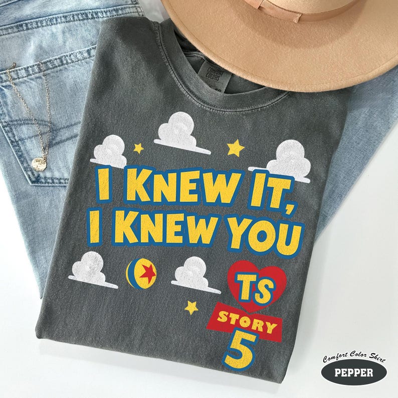 Camiseta retro de Disney Pixar TS 5 "Lo sabía, te conocía", camiseta inspirada en Toy Story 5, viaje familiar a Disneyland WDW 2026, camiseta de Jessie Pepper/Dark Heather