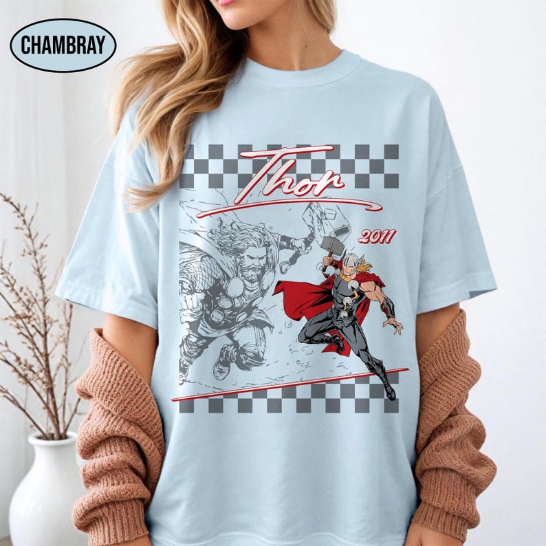 Puede incluir: Juego de tres jarrones de cer&aacute;mica blanca con textura acanalada. Los jarrones miden aproximadamente 25 cm, 20 cm y 15 cm de altura. Dise&ntilde;o sencillo y moderno.