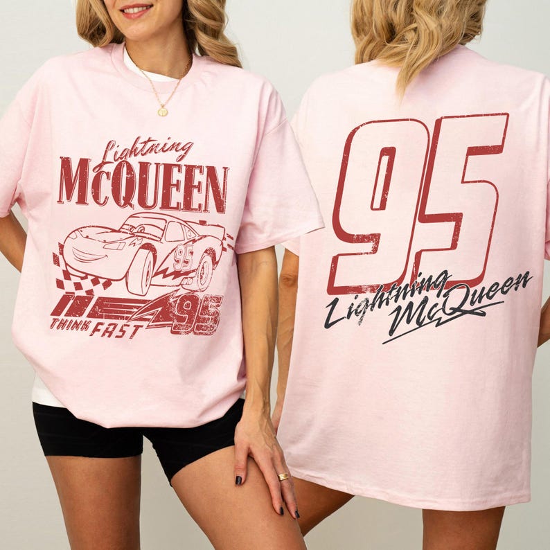 Puede incluir: Camiseta rosa claro con gr&aacute;ficos de Rayo McQueen. La parte delantera muestra el nombre y la imagen del personaje, junto con el n&uacute;mero 95. La parte trasera de la camiseta tiene un gran n&uacute;mero 95 y el logotipo de Rayo McQueen. Prenda casual.
