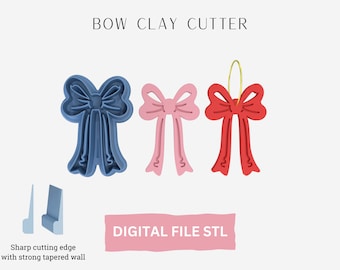 Op de afbeelding: Drie digitale STL-bestanden voor het 3D-printen van boog-vormige klei-uitstekers. De uitstekers zijn blauw, roze en rood. De tekst "BOW CLAY CUTTER" en "DIGITAL FILE STL" is zichtbaar in de afbeelding.
