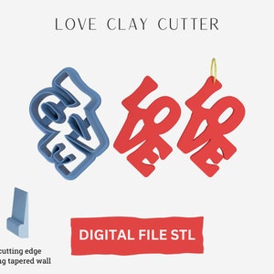 Op de afbeelding: Een digitaal STL-bestand voor een 3D-geprinte koekjesuitsteker in de vorm van het woord "LOVE". De uitsteker is blauw en heeft een scherpe snijrand met een sterke taps toelopende wand. De afbeelding toont ook een rode versie van de uitsteker.