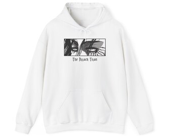 Puede incluir: Sudadera con capucha blanca con un gráfico en blanco y negro de un ojo con el texto "The Attack Titan" impreso debajo.