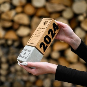 Uniek ontwerp op maat gemaakte houten trofee: moderne gepersonaliseerde prijs met gipsaccent, ideaal relatiegeschenk voor zakenpartners