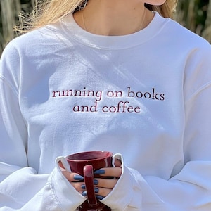Besticktes Buch Sweatshirt, Bücher und Kaffee Shirt, Buch Merch, Booktrovert, Buchliebhaber Shirt, Lesepullover, Bücherwurm, Mehr Bücher