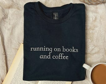 Besticktes Bücher und Kaffee T-Shirt, Running on Books and Coffee Kurzarmshirt, Stickerei Geschenk für Buchliebhaber, Witziges Lese Oberteil