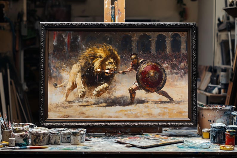 K&ouml;nnte beinhalten: Ein gerahmtes &Ouml;lgem&auml;lde, das einen Gladiator zeigt, der in einer Arena gegen einen L&ouml;wen k&auml;mpft. Der Gladiator tr&auml;gt einen Helm und h&auml;lt einen Schild und ein Schwert. Der L&ouml;we st&uuml;rmt mit offenem Maul auf den Gladiator zu.