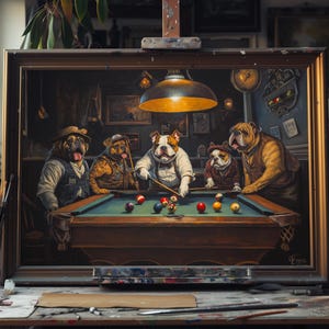 Puede incluir: Una pintura que representa a cinco bulldogs jugando al billar en una habitación con poca luz. Los bulldogs visten ropa y sostienen tacos de billar. La mesa de billar está cubierta de fieltro verde con bolas blancas y tiene un marco de madera marrón. La habitación está decorada con una lámpara, un reloj y otros elementos decorativos.