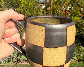 Tazas a cuadros hechas a mano, pintadas a mano con cera resistente, tazas grandes con asas cómodas.