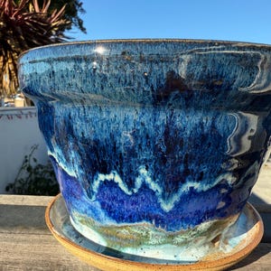 Handgefertigte Pflanztöpfe mit eingebauten Untersetzern und Entwässerungslöchern, handbemalte, vom Ozean inspirierte Wohndekoration